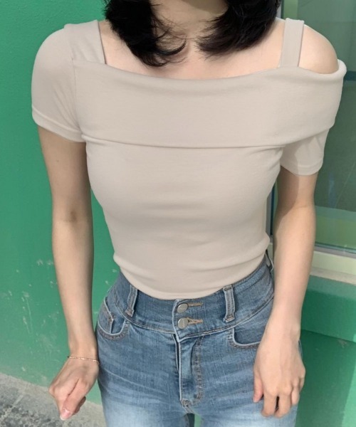 VIVID LADY(ビビッドレディー)の「スリムフィット ワンショルダー トップス(Tシャツ/カットソー・レディース・ブラック/ホワイト/ベージュ・FREE)」の10枚目の写真