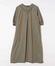 H.A.K（ハク）の「メモリーシャンブレーネックフラワーテープ刺繍ワンピース（ワンピース）」