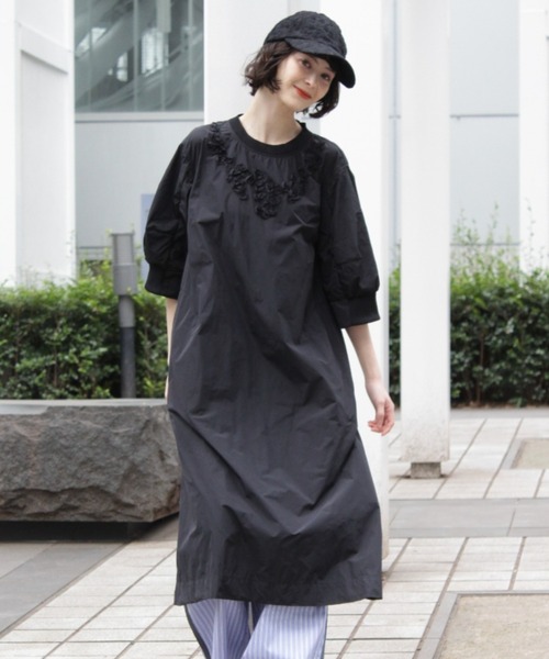 H.A.K(ハク)の「メモリーシャンブレーネックフラワーテープ刺繍ワンピース(ワンピース・レディース・ブラック/カーキ・FREE)」の1枚目の写真