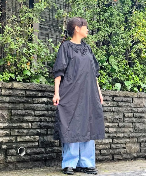 H.A.K(ハク)の「メモリーシャンブレーネックフラワーテープ刺繍ワンピース(ワンピース・レディース・ブラック/カーキ・FREE)」の3枚目の写真
