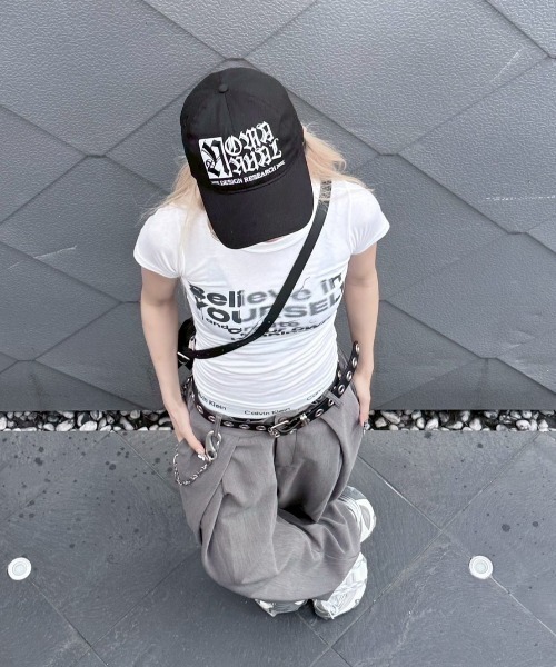 Never mind the XU / Chikashitsu+(ネバーマインド ザ エックスユー / チカシツプラス)の「【nmtc+】design crop tee / 【エヌエムティーシープラス】デザインクロップ半袖Tシャツ <着用動画あり>(Tシャツ/カットソー・レディース・ブラック/ホワイト/パープル・ONE SIZE)」の1枚目の写真