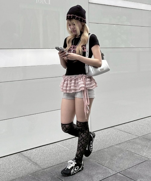 Never mind the XU / Chikashitsu+(ネバーマインド ザ エックスユー / チカシツプラス)の「【nmtc+】design crop tee / 【エヌエムティーシープラス】デザインクロップ半袖Tシャツ <着用動画あり>(Tシャツ/カットソー・レディース・ブラック/ホワイト/パープル・ONE SIZE)」の15枚目の写真