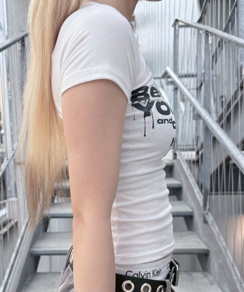 Never mind the XU / Chikashitsu+(ネバーマインド ザ エックスユー / チカシツプラス)の「【nmtc+】design crop tee / 【エヌエムティーシープラス】デザインクロップ半袖Tシャツ <着用動画あり>(Tシャツ/カットソー・レディース・ブラック/ホワイト/パープル・ONE SIZE)」の11枚目の写真