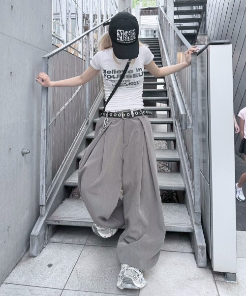 Never mind the XU / Chikashitsu+(ネバーマインド ザ エックスユー / チカシツプラス)の「【nmtc+】design crop tee / 【エヌエムティーシープラス】デザインクロップ半袖Tシャツ <着用動画あり>(Tシャツ/カットソー・レディース・ブラック/ホワイト/パープル・ONE SIZE)」の5枚目の写真
