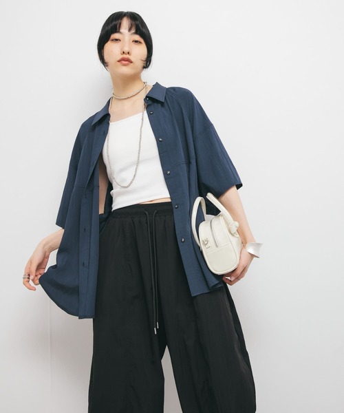 KBF(ケイビーエフ)の「マニッシュルーズシャツ(シャツ/ブラウス・レディース・オフホワイト/ピンク/ネイビー・ONE)」の3枚目の写真