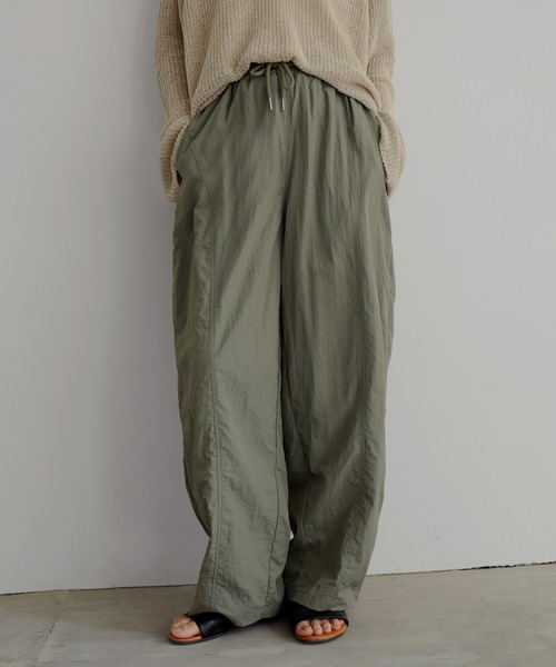hellam（へラム）の「ナイロンコクーンパンツ（その他パンツ・レディース・カーキ/ブラック・FREE）」の2枚目の写真