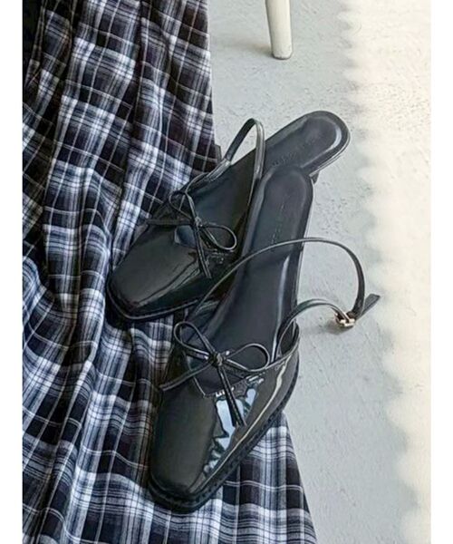 MERCURYDUO(マーキュリーデュオ)の「リボン付きスクエアトゥパンプス(パンプス・レディース・アイボリー/チャコールグレー・36/38)」の2枚目の写真