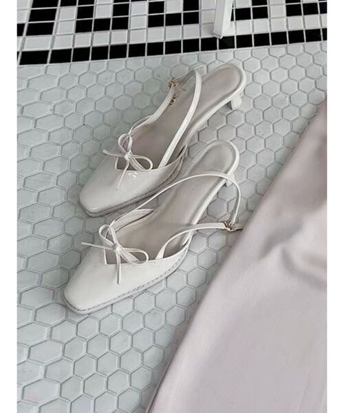 MERCURYDUO(マーキュリーデュオ)の「リボン付きスクエアトゥパンプス(パンプス・レディース・アイボリー/チャコールグレー・36/38)」の1枚目の写真