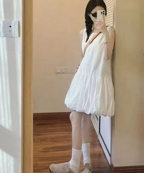 gossip!ロサンゼルス(ゴシップロサンゼルス)の「ノースリーブ A ライン ギャザーミニワンピース 丸首 ルーズシルエット カジュアルワンピ(ワンピース・レディース・ホワイト/ブラック・FREE)」の5枚目の写真