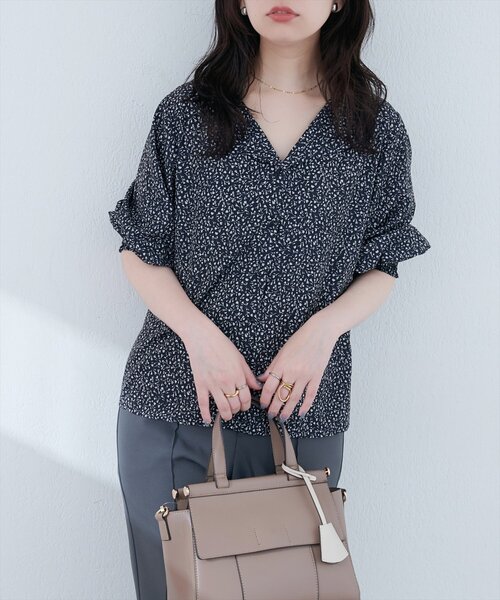 natural couture(ナチュラルクチュール)の「【WEB限定】オープンカラー袖口シャーリングブラウス(シャツ/ブラウス・レディース・ピンク/ブラウン/ブラック系その他/ホワイト系その他/グレイッシュベージュ/ブルー系その他・FREE)」の4枚目の写真