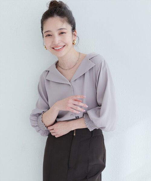 natural couture(ナチュラルクチュール)の「【WEB限定】オープンカラー袖口シャーリングブラウス(シャツ/ブラウス・レディース・ピンク/ブラウン/ブラック系その他/ホワイト系その他/グレイッシュベージュ/ブルー系その他・FREE)」の5枚目の写真