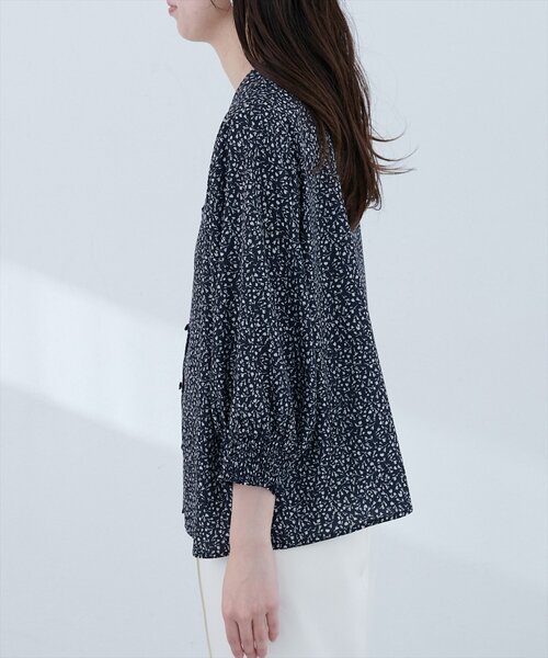 natural couture(ナチュラルクチュール)の「【WEB限定】オープンカラー袖口シャーリングブラウス(シャツ/ブラウス・レディース・ピンク/ブラウン/ブラック系その他/ホワイト系その他/グレイッシュベージュ/ブルー系その他・FREE)」の12枚目の写真