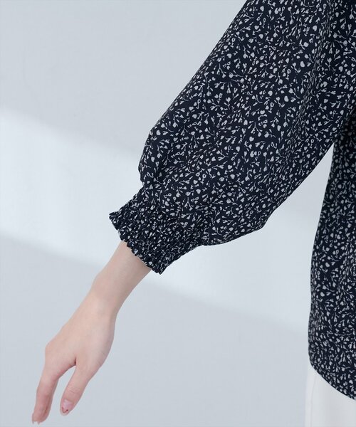 natural couture(ナチュラルクチュール)の「【WEB限定】オープンカラー袖口シャーリングブラウス(シャツ/ブラウス・レディース・ピンク/ブラウン/ブラック系その他/ホワイト系その他/グレイッシュベージュ/ブルー系その他・FREE)」の9枚目の写真