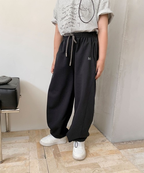 aimoha（アイモハ）の「【aimoha-KIDS-】キッズ 　ワイドスウェットパンツ（スウェットパンツ・キッズ・グレー/ダークグレー/ライトグレー/ブラック・170/160/150/140/130/120/110/100/90）」の2枚目の写真