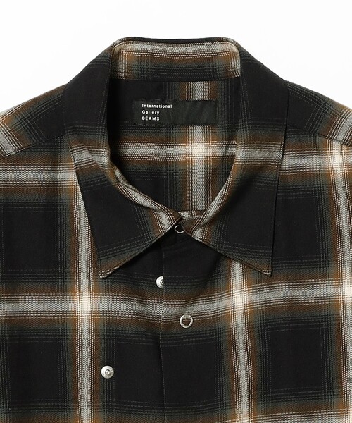 International Gallery BEAMS（インターナショナルギャラリービームス）の「オンブレチェック ランダムボタン レギュラーカラー シャツ（シャツ/ブラウス・メンズ・ブラウン・LARGE/MEDIUM/SMALL）」の6枚目の写真