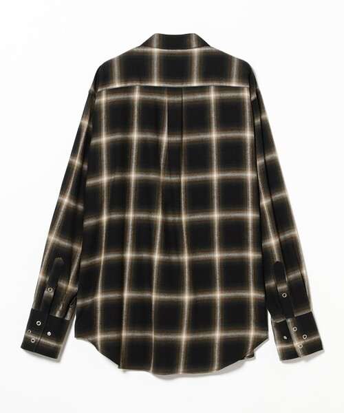 International Gallery BEAMS（インターナショナルギャラリービームス）の「オンブレチェック ランダムボタン レギュラーカラー シャツ（シャツ/ブラウス・メンズ・ブラウン・LARGE/MEDIUM/SMALL）」の4枚目の写真