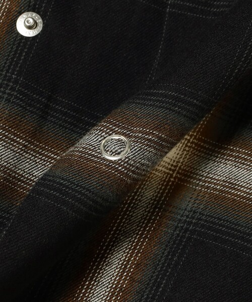 International Gallery BEAMS（インターナショナルギャラリービームス）の「オンブレチェック ランダムボタン レギュラーカラー シャツ（シャツ/ブラウス・メンズ・ブラウン・LARGE/MEDIUM/SMALL）」の3枚目の写真