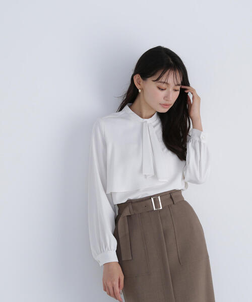 NATURAL BEAUTY BASIC（ナチュラルビューティーベーシック）の「◇アシメラッフルボウブラウス（シャツ/ブラウス・レディース・ラベンダー/ブラウン/オフホワイト・SMALL/MEDIUM）」の2枚目の写真