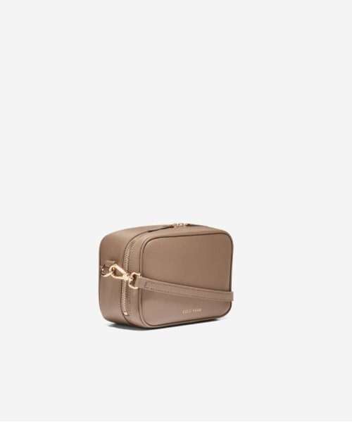COLE HAAN かごバッグ ベージュ　ほぼ新品 COLE HAAN かごバッグ ベージュ ほぼ新品
