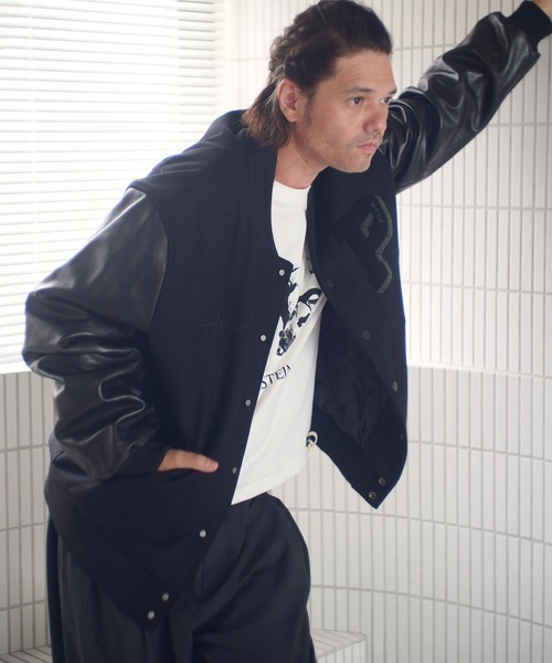 ADAM PATEK(アダムパテック)の「mj11051-leather sleeves varsity jacket ヴァーシティジャケット(AP2523009)(スタジャン・メンズ・ブラック×ホワイト/ブラック×ブラック・1/2)」の2枚目の写真