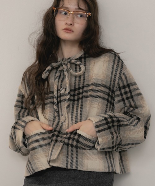 HEILIS(ヘイリス)の「【大人気!HIT ITEM!】【original】リボンタイショートコート/チェック柄 無地 ブラック ベージュ ブラウン アイボリー リボン ボウタイ コンパクト クロップド丈 アウター コート ショート丈 ショートコート 韓国 ガーリー シティガール ノームコア シンプル カジュアル オフィスカジュアル デート 羽織り 前開き 女子会 長袖 秋服 冬服(ノーカラージャケット・レディース・ブラック/ベージュ系その他・FREE)」の18枚目の写真