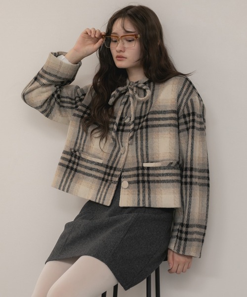 HEILIS(ヘイリス)の「【大人気!HIT ITEM!】【original】リボンタイショートコート/チェック柄 無地 ブラック ベージュ ブラウン アイボリー リボン ボウタイ コンパクト クロップド丈 アウター コート ショート丈 ショートコート 韓国 ガーリー シティガール ノームコア シンプル カジュアル オフィスカジュアル デート 羽織り 前開き 女子会 長袖 秋服 冬服(ノーカラージャケット・レディース・ブラック/ベージュ系その他・FREE)」の19枚目の写真