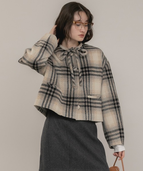 HEILIS(ヘイリス)の「【大人気!HIT ITEM!】【original】リボンタイショートコート/チェック柄 無地 ブラック ベージュ ブラウン アイボリー リボン ボウタイ コンパクト クロップド丈 アウター コート ショート丈 ショートコート 韓国 ガーリー シティガール ノームコア シンプル カジュアル オフィスカジュアル デート 羽織り 前開き 女子会 長袖 秋服 冬服(ノーカラージャケット・レディース・ブラック/ベージュ系その他・FREE)」の20枚目の写真