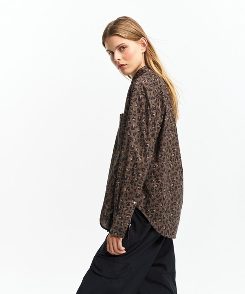 AIGLE(エーグル)の「総柄プリント ロングスリーブシャツ(シャツ/ブラウス・レディース・オリーブ・L/M/S/XS)」の12枚目の写真