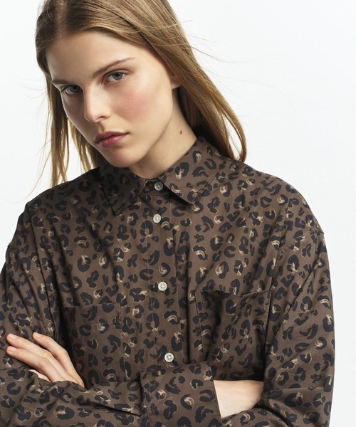 AIGLE(エーグル)の「総柄プリント ロングスリーブシャツ(シャツ/ブラウス・レディース・オリーブ・L/M/S/XS)」の1枚目の写真