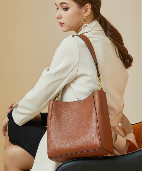 NiiNa(ニーナ)の「【 NiiNa / ニーナ 】高品質牛革バケットショルダーバッグ(ワイドストラップ)(ショルダーバッグ・レディース・ブラウン/ブラック・FREE)」の1枚目の写真