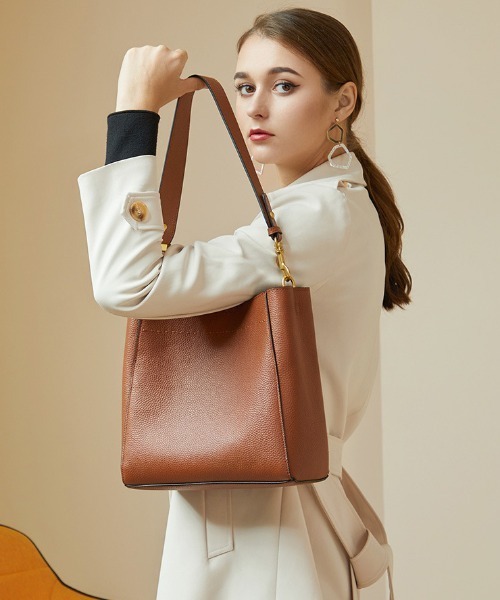 NiiNa(ニーナ)の「【 NiiNa / ニーナ 】高品質牛革バケットショルダーバッグ(ワイドストラップ)(ショルダーバッグ・レディース・ブラウン/ブラック・FREE)」の17枚目の写真