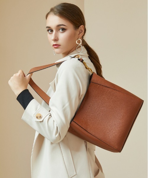 NiiNa(ニーナ)の「【 NiiNa / ニーナ 】高品質牛革バケットショルダーバッグ(ワイドストラップ)(ショルダーバッグ・レディース・ブラウン/ブラック・FREE)」の18枚目の写真
