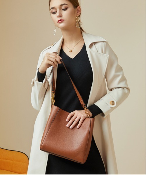 NiiNa(ニーナ)の「【 NiiNa / ニーナ 】高品質牛革バケットショルダーバッグ(ワイドストラップ)(ショルダーバッグ・レディース・ブラウン/ブラック・FREE)」の19枚目の写真