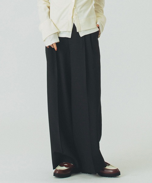 ROSE BUD（ローズバッド）の「BASIC TUCK PANTS（その他パンツ・レディース・ブラック/グレー/ホワイト・S/M）」の3枚目の写真