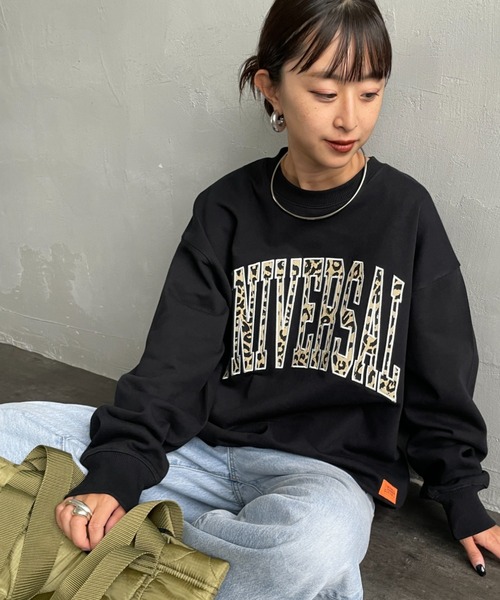 UNIVERSAL OVERALL（ユニバーサルオーバーオール）の「[UNIVERSAL OVERALL/ユニバーサルオーバーオール] 別注 カレッジロゴデザイン クルーネックスウェット（スウェット・レディース・ブラウン/ブラック/アッシュグレー・S/M/L）」の2枚目の写真