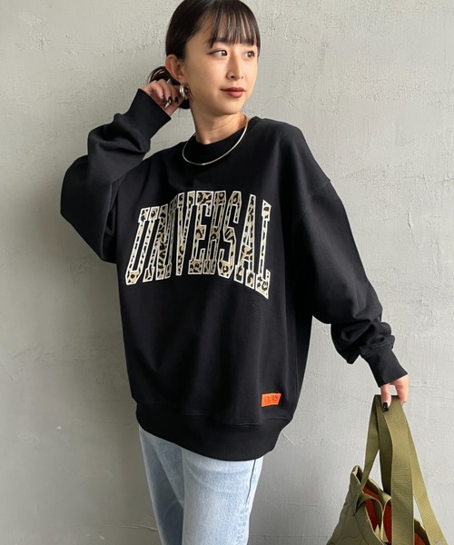 UNIVERSAL OVERALL（ユニバーサルオーバーオール）の「[UNIVERSAL OVERALL/ユニバーサルオーバーオール] 別注 カレッジロゴデザイン クルーネックスウェット（スウェット・レディース・ブラウン/ブラック/アッシュグレー・S/M/L）」の11枚目の写真
