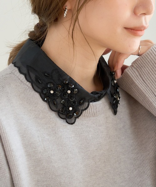 anown(アノン)の「フラワー刺繍×ビジュー スカラップデザイン つけ襟(付け襟・レディース・ブラック/ホワイト・FREE)」の1枚目の写真