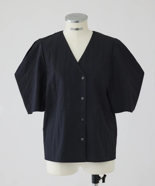 RIM.ARK(リムアーク)の「【RIM.ARK/リムアーク】Volume sleeve v-neck SH/ボリュームスリーブブイネックシャツ(シャツ/ブラウス・レディース・ホワイト/ブラック・FREE)」の2枚目の写真