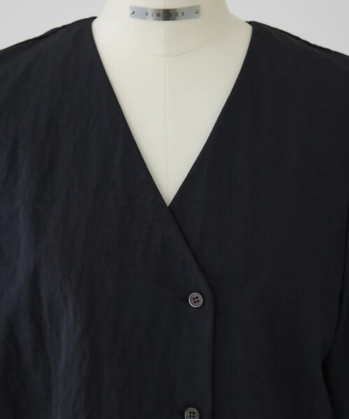 RIM.ARK(リムアーク)の「【RIM.ARK/リムアーク】Volume sleeve v-neck SH/ボリュームスリーブブイネックシャツ(シャツ/ブラウス・レディース・ホワイト/ブラック・FREE)」の4枚目の写真
