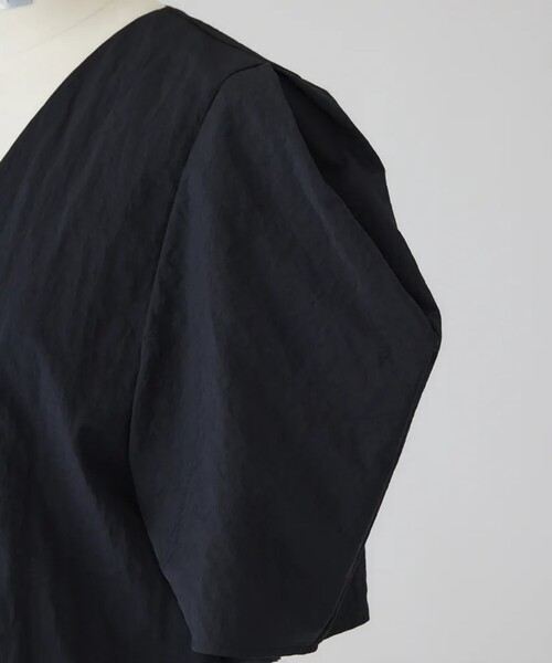 RIM.ARK(リムアーク)の「【RIM.ARK/リムアーク】Volume sleeve v-neck SH/ボリュームスリーブブイネックシャツ(シャツ/ブラウス・レディース・ホワイト/ブラック・FREE)」の7枚目の写真