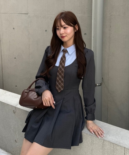 continuer de NICE CLAUP（コンティニューデナイスクラップ）の「推し活にもぴったり！ネクタイ付ドッキングワンピース（ワンピース・レディース・チャコール/グレー系その他/ブラウン系その他・FREE）」の2枚目の写真