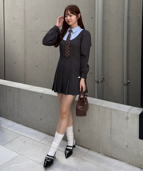 continuer de NICE CLAUP（コンティニューデナイスクラップ）の「推し活にもぴったり！ネクタイ付ドッキングワンピース（ワンピース・レディース・チャコール/グレー系その他/ブラウン系その他・FREE）」の7枚目の写真