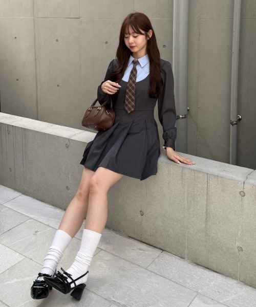 continuer de NICE CLAUP（コンティニューデナイスクラップ）の「推し活にもぴったり！ネクタイ付ドッキングワンピース（ワンピース・レディース・チャコール/グレー系その他/ブラウン系その他・FREE）」の11枚目の写真