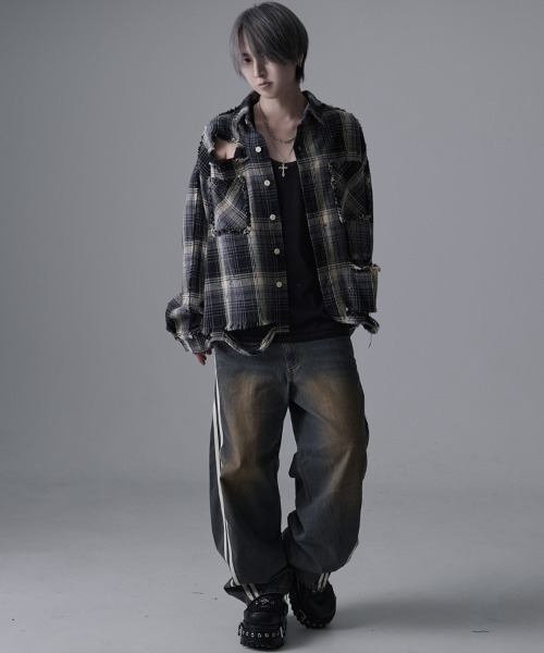 CavariA（キャバリア）の「『CavariA/キャバリア』グランジ加工ダメージチェックシャツ（シャツ/ブラウス・メンズ・ブラック系1/ブラック系2・M/L）」の3枚目の写真