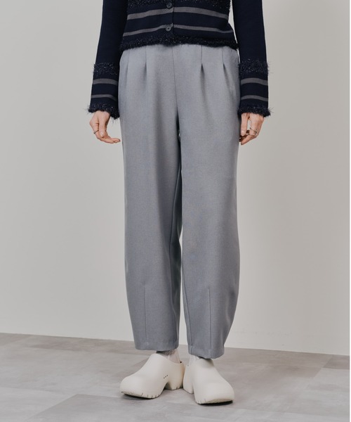 TEVALT（ヴァレット）の「ヘムダーツカーブフォルムパンツ（その他パンツ・レディース・グレー/ブラック/ライトベージュ・38）」の2枚目の写真