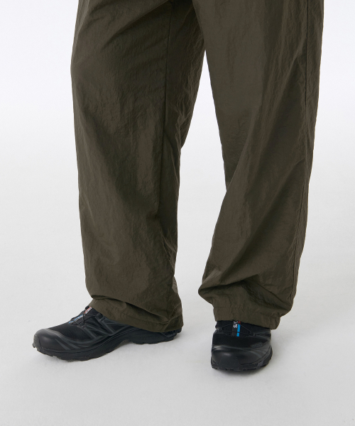 MUSINSA STANDARD（ムシンサスタンダード）の「速記毛ナイロンワイドストリングパンツ [ダスティカーキ]（その他パンツ・メンズ・その他・40/38/42/36/34/32/30/26/28）」の7枚目の写真