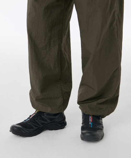 MUSINSA STANDARD（ムシンサスタンダード）の「速記毛ナイロンワイドストリングパンツ [ダスティカーキ]（その他パンツ・メンズ・その他・40/38/42/36/34/32/30/26/28）」の8枚目の写真