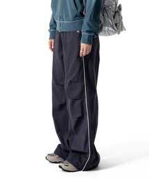 IUGAMAKARAS（イウガマカラス）の「Piping Pin-Tuck Pants (Dark Gray)（スウェットパンツ）」