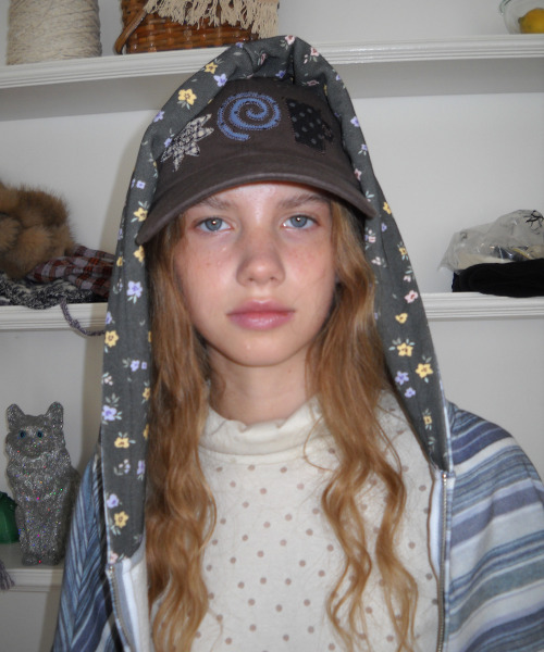 FUN FROM FUN（ファンフロムファン）の「Patch Pointed Hoodie, Grey（パーカー・レディース・その他・OS）」の2枚目の写真