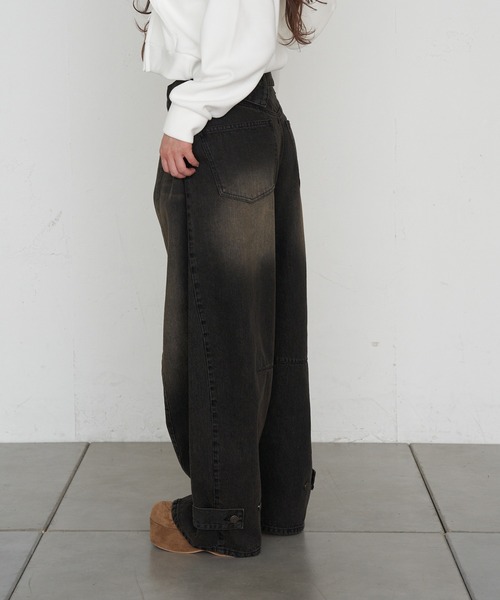 RAY CASSIN（レイカズン）の「【ウエスト調節可/2サイズ展開】バレルレッグデニムパンツ（デニムパンツ・レディース・ネイビー/ブルー/ブラック・S/M）」の7枚目の写真